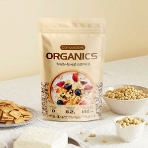 El Hogar Con Bajas Emisiones De Carbono Abonable Se Levanta Las Pequeñas Bolsas De Papel Que Se Pueden Volver A Sellar Del Granola De La Harina De Avena