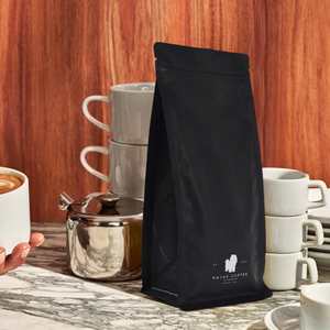 Bolsa de fondo plano reciclable negra mate respetuosa con el medio ambiente de tamaño personalizado para café y té orgánicos