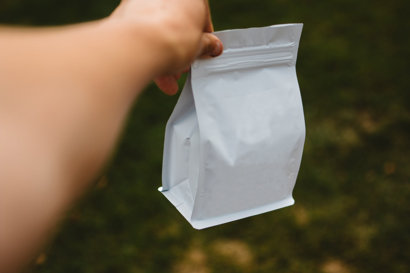 ¿Cuánto tiempo permanecen frescos los granos de café en una bolsa sellada?